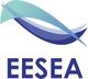 Logotipo con líneas curvas azules y verdes, texto "EESEA" en azul.