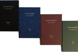 Vier gebundene Abschlussarbeiten mit den Titeln: Dissertation, Masterarbeit, Doktorarbeit, Diplomarbeit.