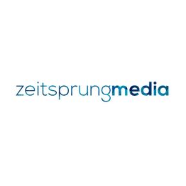 Logo mit dem Text "zeitsprung media" in Blau.