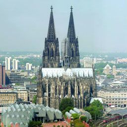 Der Kölner Dom mit seinen zwei Türmen überragt die umgebende Stadtlandschaft.