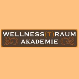 Schild mit der Aufschrift "WELLNESS(T)RAUM AKADEMIE" in Braun und Orange auf beigem Hintergrund.