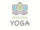 Logo von Karuna Yoga, stilisierte Lotusblume in Grün und Lila, darunter der Text "KARUNA YOGA".