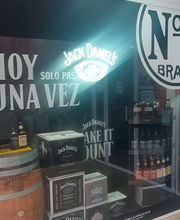 Escaparate con botellas Jack Daniel's y barril. Letrero: "Hoy solo pasa una vez".