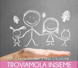 Disegno di famiglia stilizzata su una lavagna. Testo: "Per ogni problema c'è una soluzione... Troviamola insieme".