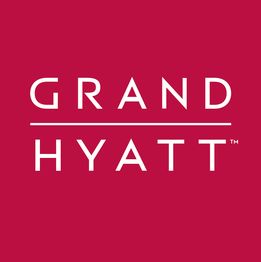Logotipo com texto "Grand Hyatt" em branco sobre fundo vermelho.