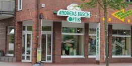 Optikergeschäft in Backsteinbau mit Schild "Andreas Büsch Optik" über der Tür.