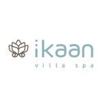 Logotipo de "ikaan villa spa" con icono de flor de loto en marrón y letras celestes.