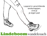 Een persoon die wandelt, getekend in zwart-wit, met sportschoenen en lange broek.