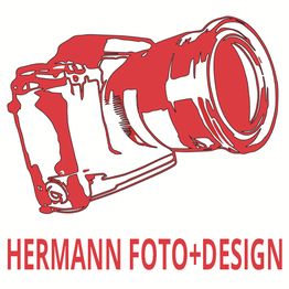 Illustration einer roten Kamera mit dem Text "HERMANN FOTO + DESIGN" darunter.