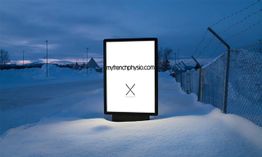 Panneau lumineux dans la neige avec l'inscription "myfrenchphysio.com".