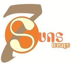 Logo mit Schriftzug "7 Suns Lounge" in Braun und Orange.