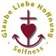 Ein Anker mit Herz und Kreuz, umringt von den Worten "Glaube Liebe Hoffnung Selfness".