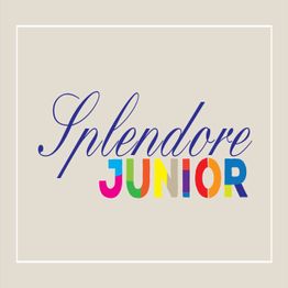 "Testo 'Splendore Junior' con stile elegante e colori vivaci su sfondo beige."