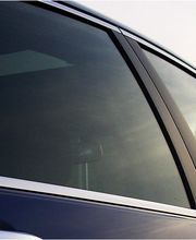 Autofenster in der Abenddämmerung, reflektiert den Himmel.