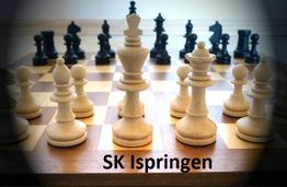 Schachfiguren auf dem Brett, "SK Ispringen" darunter. Zentrales Motiv: König und Dame.