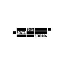 Logo von Sonic Boom Studios in schwarzen Balken auf weißem Hintergrund.