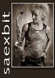 Eine Person mit Saxophon und gepunktetem Oberteil, daneben der Text "saexbit".