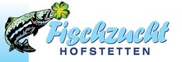 Ein Fisch beißt in ein Kleeblatt, daneben der Schriftzug "Fischzucht Hofstetten".