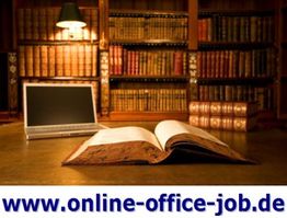 Offenes Buch und Laptop auf einem Tisch vor einem Bücherregal.