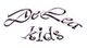 Künstlerischer Schriftzug "DeeLea kids" in geschwungenen Buchstaben auf weißem Hintergrund.