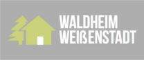 Logo mit grünem Haus, Baum und Text "Waldheim Weißenstadt" auf grauem Hintergrund.