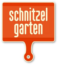 Rotes Schild mit dem Text "schnitzel garten" in weißer Schrift.