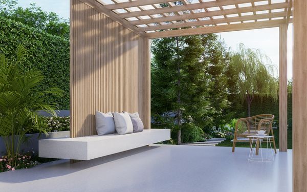 Eine Pergola aus Holz spendet, einem gemütlichen Sitzbereich, Schatten.