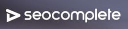 Logo mit weißem "seocomplete" Text auf grauem Hintergrund.