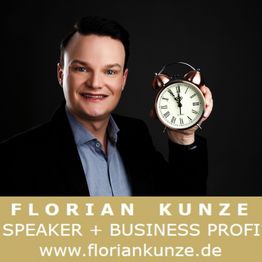 Person mit Wecker, Text unten: Name und Webseite eines Business Profis und Sprechers.
