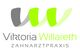 Logo von "Viktoria Willareth Zahnarztpraxis" mit grün-grauen Buchstaben und schwungvollen Linien.