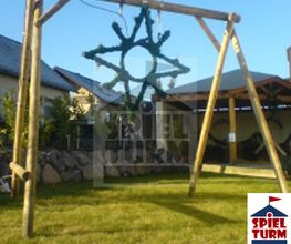 Kinderschaukel aus Holz für den Gartenspielplatz