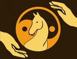 Yin-Yang-Symbol mit Pferdekopf und Händen auf dunklem Hintergrund.