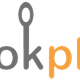 Logo van "kookplus" met een lepel als de letter "l," in grijs en oranje kleuren.