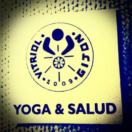 Logotipo circular con texto "Vitriol" y "Yoga & Salud" abajo, figura de yoga dentro.
