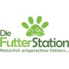 Logo der FutterStation mit grünem Pfotenabdruck und Slogan „Natürlich artgerechter füttern“.