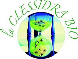 Clessidra verde con api e testo "la Clessidra Bio" scritto in cerchio intorno all'immagine.