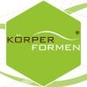 Grünes sechseckiges Logo mit dem Text "Körper Formen" in Schwarz und einem geschwungenen Element.