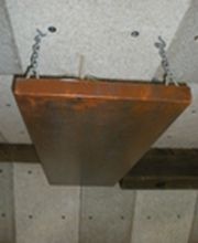 Rechteckiges Holzbrett hängt an Ketten von der Decke.