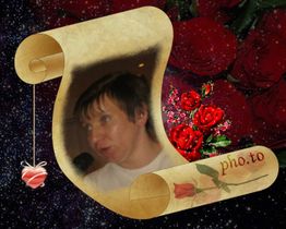 Gerolltes Pergament mit Foto einer Person, umgeben von roten Rosen auf dunklem Hintergrund.