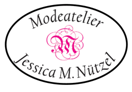 Modeatelier-Logo von Jessica M. Nützel mit pinkem Monogramm in ovalem Rahmen.
