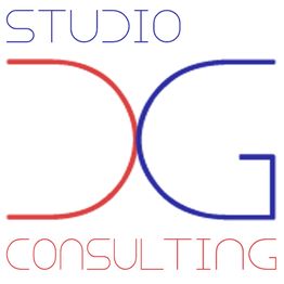 Logo con scritta "Studio DG Consulting" in blu e rosso su sfondo bianco.