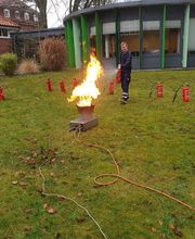 Feuerlöschtraining zur Brandschutzhelferausbildung oder Brandschutzunterweisung