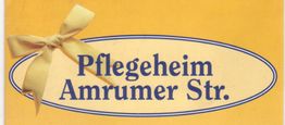 Gelbe Karte mit Schleife und Text: "Pflegeheim Amrumer Str." in blauem Oval.