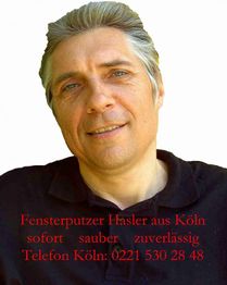 Porträt eines Mannes mit Text: "Fensterputzer Hasler aus Köln. Kontakt: 0221 530 28 48".
