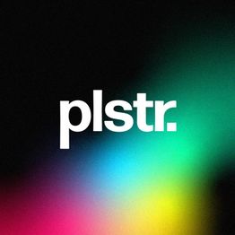 Text "plstr." auf neonfarbigen Hintergrund in Schwarz, Blau, Grün und Gelb.