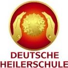 Logo der Deutschen Heilschule: Hände halten ein goldenes Licht auf rotem Hintergrund.