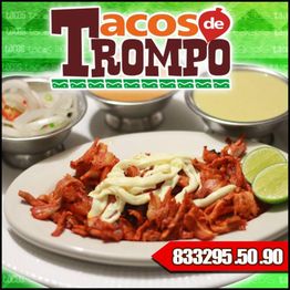 Plato de tacos de trompo con cebolla y salsas. Texto: Tacos de Trompo, número de teléfono.