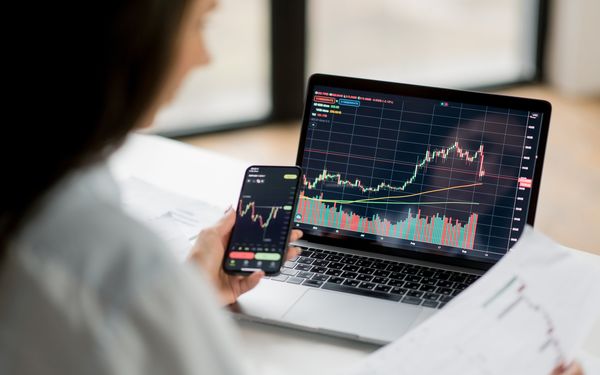 Frau handelt mit Aktien und ETF's