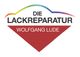Logo: "Die Lackreparatur Wolfgang Lude" mit Regenbogenstreifen und rotem Diamanthintergrund.