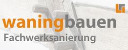 Text "waningbauen Fachwerksanierung" vor Holzfachwerk-Hintergrund, Logo oben rechts.